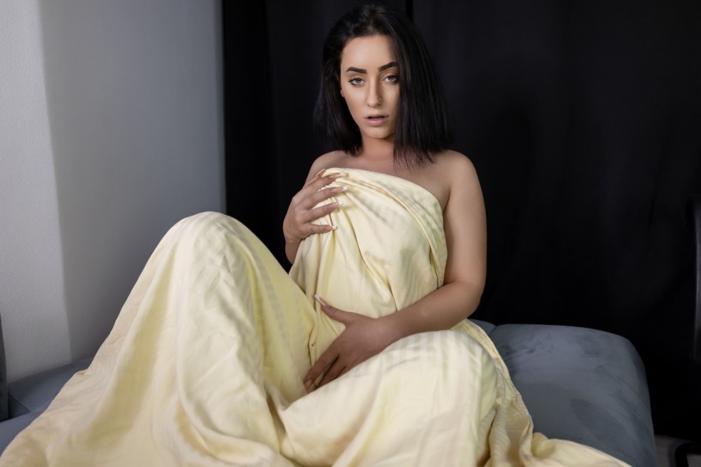 Olivia Hart in Secret Seduction VR Tease