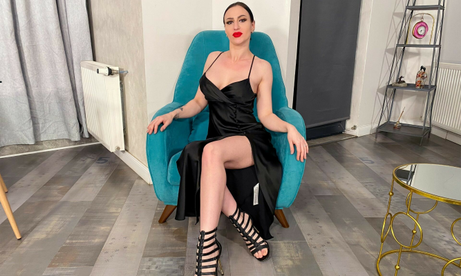 Coco White: Luxury MILF in Sensual Service - Image 1