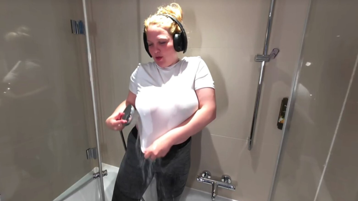 Raphaelas cleaning fetish - Image 1