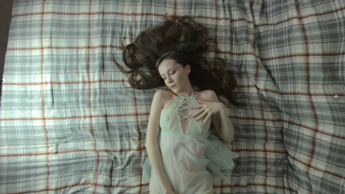 Emily Bloom Overhead Tease in Stunning 4K - Image 1