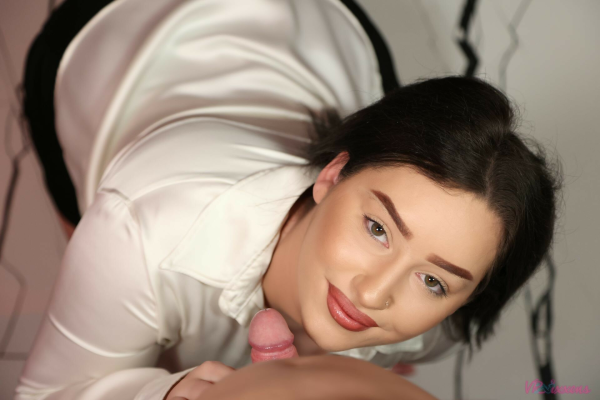 Olivia Hart in Mirror Magic VR Passion - Image 2